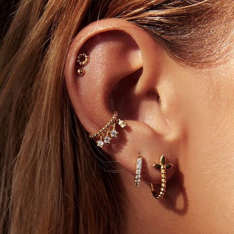 eve's JEWEL on Instagram: “Hot Hot Hot✨🧨 Gleich zwei Ear Pieces aus dieser wunderschönen Kombination sind wieder erhältlich: unser Gipsy Earcuff und unsere Crystal…” Snug Piercing, Piercing Inspo, Cool Ear Piercings, Multiple Piercings, Arrow Tattoos, Jewelry Tattoo, Ear Stack, Aesthetic Things, Stacked Jewelry