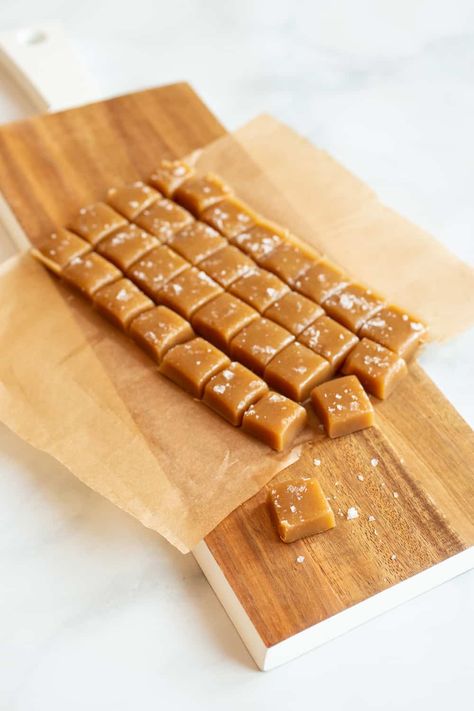 Salted Caramel Recipes, Sea Salt Caramels, Salted Caramels, Honey Caramel, How To Make Caramel, Caramel Toffee, Soft Caramel, Sea Salt Caramel, Caramel Candy