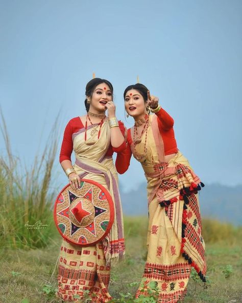 Bihu Dance Photography, Assamese Traditional Dress, Bihu Dance, India Traditional Dress, Aesthetic Photography People, Indian Wedding Poses, Bride Photography Poses, Beautiful Casual Dresses, Traditional Indian Dress