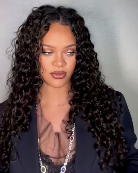 Rihanna Long Hair, Rihanna Curly Hair, Beyonce Curly Hair, Rihanna Hair, Rihanna Face, Melanie Rose, Iconic Faces, Long Curly Haircuts, Fenty Rihanna