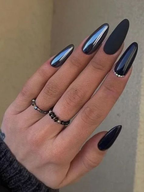 Black Nails Mirror Effect, Black Mirror Nails, Black Crome Nails Almond, Black Iridescent Nails, Ig Nails, Black Chrome Nails, Statement Nails, Black Almond Nails, Pink Chrome Nails