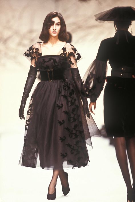 1900s Dress, Elegant Goth, Queen Outfits, High Fashion Models, Vintage Runway, Original Supermodels, Vintage Inspired Outfits, 1940s Fashion, Mid Length Dresses