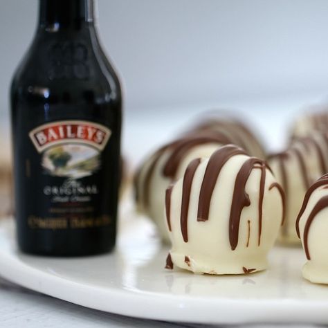 Rich, creamy and oh-so-delicious! These 4 ingredient, no-bake Baileys Tim Tam Cheesecake Balls are the perfect gift for family or friends! Tim Tam Cheesecake, Cheesecake Balls, Cake Ball, Tim Tam, Homemade Candies, Christmas Cooking, Thermomix Recipes, Trifle, Sweets Treats