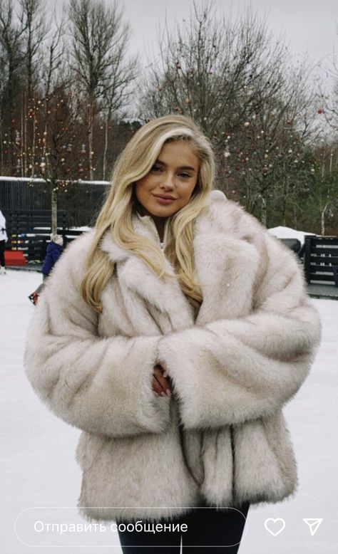 White Fur Coat Outfit, Old Money Hairstyles, White Faux Fur Jacket, Girls Fur Coat, Fur Coat Outfit, White Fur Coat, Sheepskin Coat, Paris Outfits, Fox Fur Coat