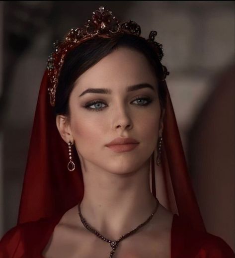 Medieval Makeup, Queen Aesthetic, Female Character Inspiration, Aesthetic Red, Fantasy Aesthetic, Red Aesthetic, Character Portraits, Woman Face, Character Inspiration