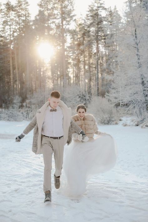 Snow Wedding Pictures, Funny Wedding Pictures, City Wedding Photos, Snowy Wedding, Winter Wedding Photos, Snow Wedding, Family Wedding Photos, Bridal Photography Poses, Winter Elopement