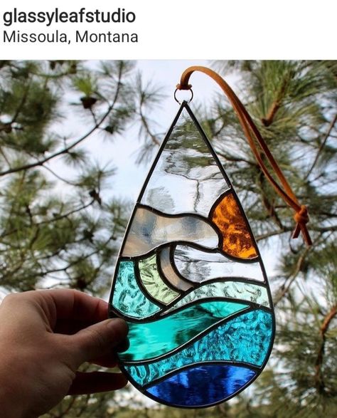 Stained Glass Waves, Stained Glass Mosaic Patterns, Christmas Pebble Art, Stained Glass Gifts, Stained Glass Patterns Free, Glass Suncatchers, Stained Glass Ornaments, Stained Glass Suncatchers, Stained Glass Flowers