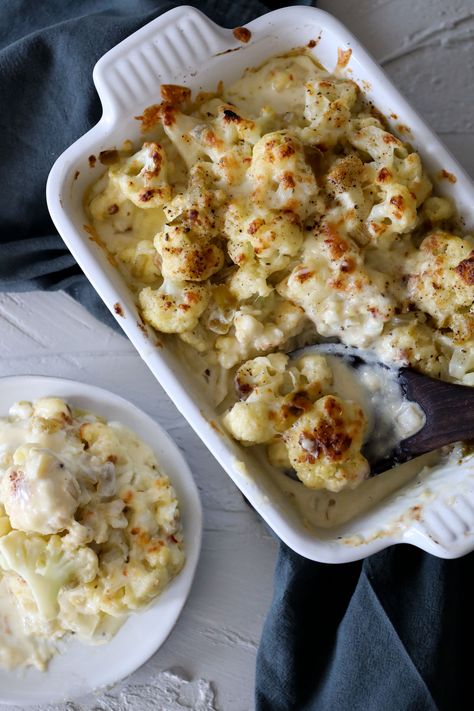 Pepperjack Cauliflower "Mac" 'n Cheese from The Whole Smiths Low carb, easy to make and family friendly. Creamy Potato Bake, Slow Cooker Recipes Dessert, Tray Bake Recipes, Good Roasts, Slow Cooker Desserts, Cauliflower Cheese, Baked Cauliflower, Baked Vegetables, Oven Baked Chicken