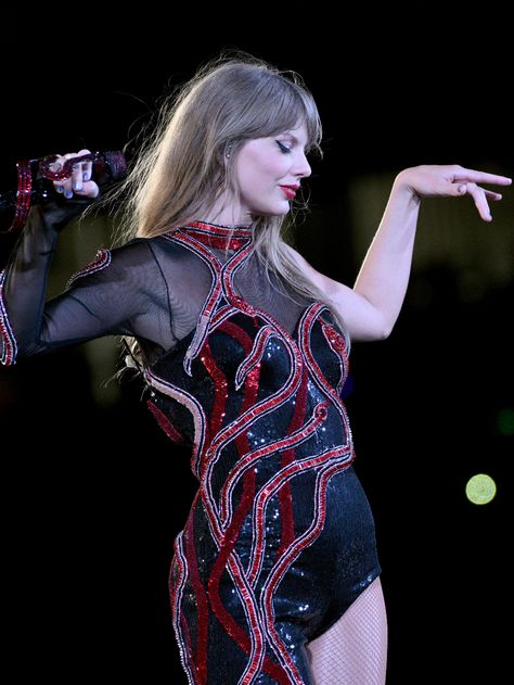 (1) Bookmarks / X Taylor Swift Fotos, About Taylor Swift, Tied Dress, Taylor Swift Web, Swift Tour, Estilo Taylor Swift, Taylor Swift Cute, Taylor Swift Hair, Buzzfeed Quizzes