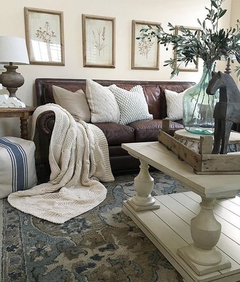 Relaxed Living Room Decor, Brown Couch Decor, Dark Brown Couch Living Room, Brown Leather Couch Living Room, Country Living Room Design, Brown Sofa Living Room, Leather Couches Living Room, Relaxing Living Room, Brown Living Room Decor