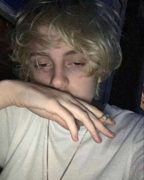 Instagram, insta boy, blond boy, blond guy, aesthetic, precious boy, pretty boy, cute boy, inspiration, character inspiration, cigarette, cigarette guy, cigarette boy, grunge, grunge boy, grunge style Peter Pan Kostüm, Boy Face, Blonde Boys, Blonde Guys, Tumblr Boys, Grunge Style, Male Face, Grunge Aesthetic, Tolkien