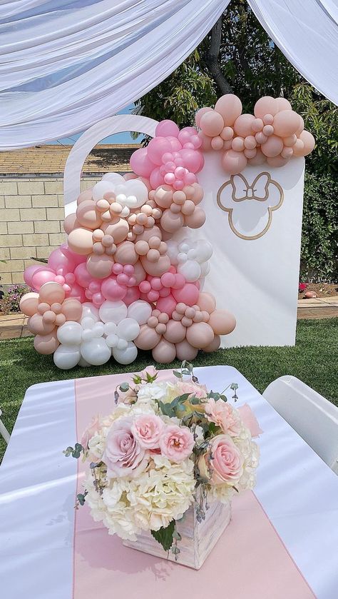 Pastel Color Minnie Mouse Party, Pink And Gold Minnie Mouse Balloon Garland, Minnie Mouse Party Table Decor, Minnie Mouse Floral Birthday Party, Minnie Mouse Party Centerpieces, Boho Mini Mouse Party, Minnie Mouse Balloon Decor, Minnie Mouse Table Set Up, Neutral Minnie Mouse Party