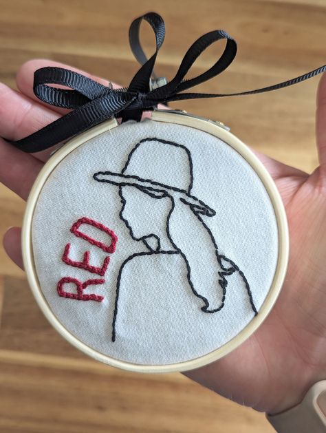 Taylor Swift Embroidery, Red Album, Taylor Swift Inspired, Taylor Swift (lyrics), Hand Embroidery Design, Christmas Embroidery, Embroidery Ideas, Taylor Swift Style, Embroidery Inspiration