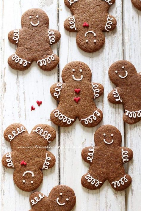 Biscotti Pan di Zenzero (Gingerbread): la miglior Ricetta Gingerbread Cookies Decorated, Biscotti Cookies, Gingerbread Man Cookies, Xmas Cookies, Christmas Sweets, Cookies Decorated, Biscuit Cookies, Christmas Cooking, Sweet Christmas