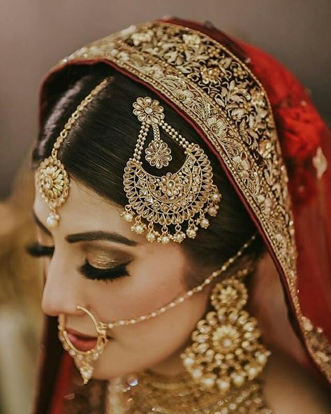 We're loving these exquisite jewellery details!😍 Swipe right to appreciate even more intricacy!♥️ ​{Phot Muslim Brides, Gold Bangle Set, Glitz And Glamour, Maang Tikka, Swipe Right, Multi Layer Necklace, Gold Bangles Design, Bridal Look, Bangle Designs