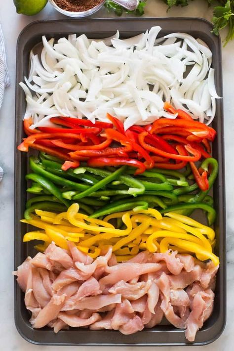 Sheet Pan Chicken Fajitas, Plats Healthy, Pan Chicken Fajitas, Sheet Pan Suppers, Sheet Pan Chicken, Sheet Pan Dinners Recipes, Bell Pepper Recipes, Seasoned Chicken, Pizza Casserole