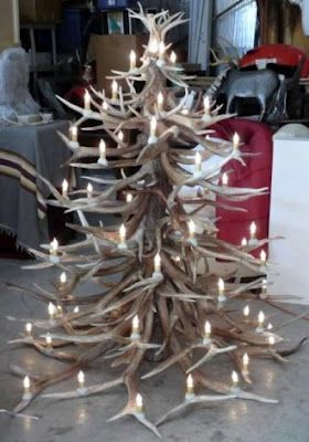 Christmas tree made from shed deer horns Deer Antler Christmas Tree, Deer Antler Ideas, Antler Christmas Tree, Antler Tree, Deer Hunting Decor, Antler Projects, Deer Antler Crafts, Antler Ideas, Deer Antler Decor