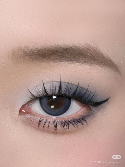 Blue Make Up, Blue Eyes Aesthetic, Simple Makeup Tips, Cute Eye Makeup, Korean Eye Makeup, Graphic Makeup, Asian Eye Makeup, Makeup Looks Tutorial, Blue Makeup