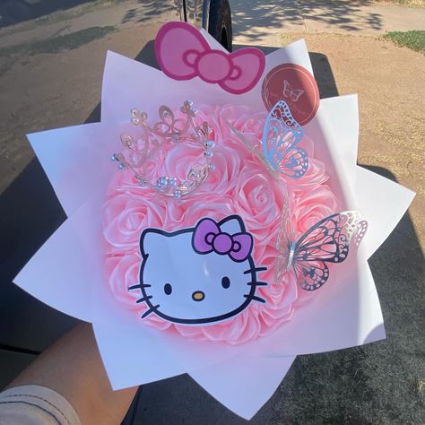 Hello kitty mini bouquet 🎀🪄 #explore #fyp #feed #hellokitty #instagram #foryoupage #trending #hellokittylover #boutique #ramo #eternalbouquet #eternalribbonbouquet #florist #eternalflorist Hello Kitty Flower Bouquet, Hello Kitty Bouquet, Diy Rose Bouquet, Ramo Ideas, Ribbon Flowers Bouquet, Diy Rose, Mini Bouquet, Ribbon Bouquet, Diy Roses