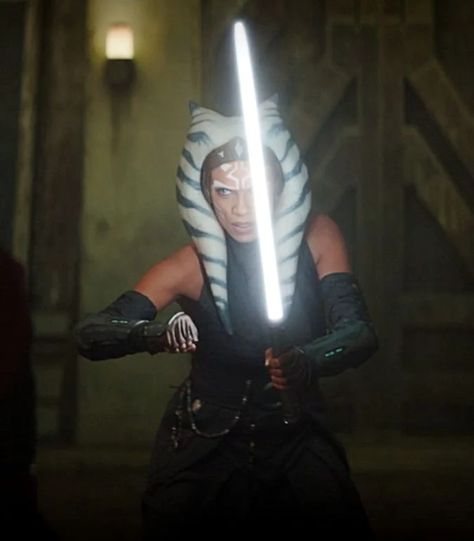 Ahsoka Tano made her long-awaited live-action debut on The Mandalorian season 2 episode 'The Jedi.' Here's who plays Ahsoka on the show. Ahsoka Tano Mandalorian, Star Wars Ahsoka Hot, Star Wars Widgets, Ahsoka Aesthetic, Ahsoka Tano Cosplay, Star Wars Ahsoka Tano, Defenders Marvel, Ashoka Tano, Top Tv Shows