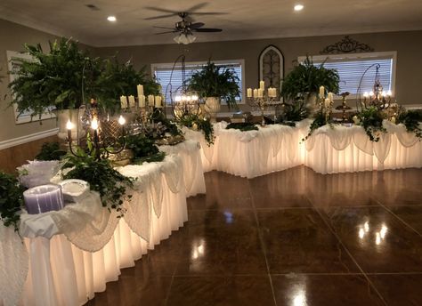 Food Arrangement Ideas Buffet Tables Wedding Reception, Buffet Decor Wedding, Setting Up A Buffet Table Layout, Buffet Table Ideas Decor Wedding, Buffet Wedding Table Setting, Banquet Decoration Ideas, Buffet Style Wedding Reception, Wedding Buffet Table Decor, Buffet Table Arrangement