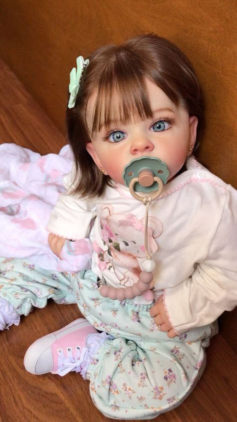 Veranda Decor, Muñeca Baby Alive, Baby Dolls For Toddlers, Reborn Toddler Girl, Bb Reborn, Real Life Baby Dolls, Real Baby Dolls, Fake Baby