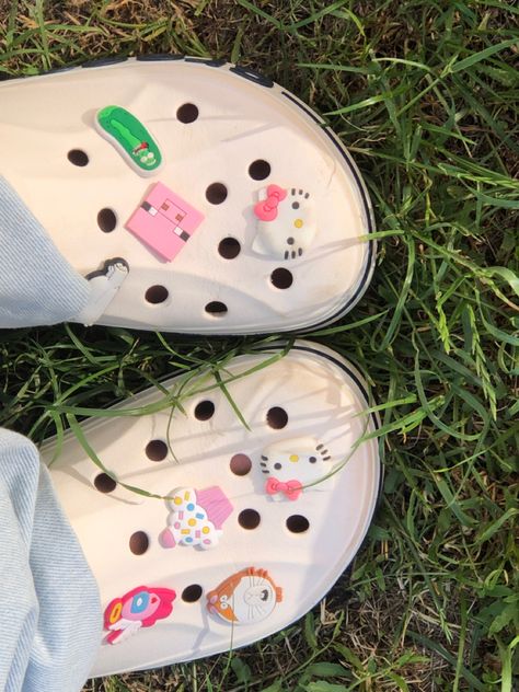 Crocs Hijabi Outfit, White Crocs Aesthetic, Crocs Aesthetic, Cute Relationship Pictures, Crocs Outfit, Basic Aesthetic, Fairy Grunge Aesthetic, White Crocs, Recipe Aesthetic