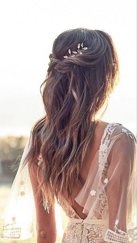 Wedding Hairstyles For Bride Straight Hair, Wedding Beachy Waves Hair, Beach Wedding Hairstyles Brunette, Beachy Wedding Hair Long Brunette, Long Hair Bridal Hairstyles Loose Waves, Messy Bridal Hair Down, Wavy Boho Hairstyles, Bride Beach Hairstyles, Simple Beach Wedding Hair