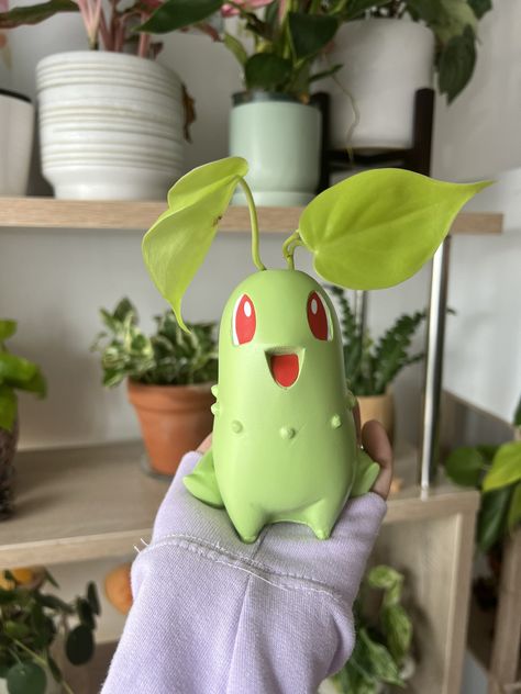 chey 🌱 on Twitter: "propagating my lemon philo in the cutest chikorita planter 😭🤍 https://t.co/8irDGCFTll" / Twitter Plant Pokemon, Pokemon Planter, Adam Savage, Artist Alley, Decor Guide, Polymer Clay Creations, Pet Bottle, Plant Mom, Interior Deco