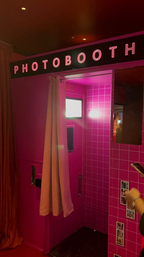 Pink Photo Booth Ideas, Branded Photobooth, Pink Photobooth, Retail Activation, Photobooth Machine, Pink Photo Booth, Booth Activation, Brand Activation Ideas, Portable Photo Booth