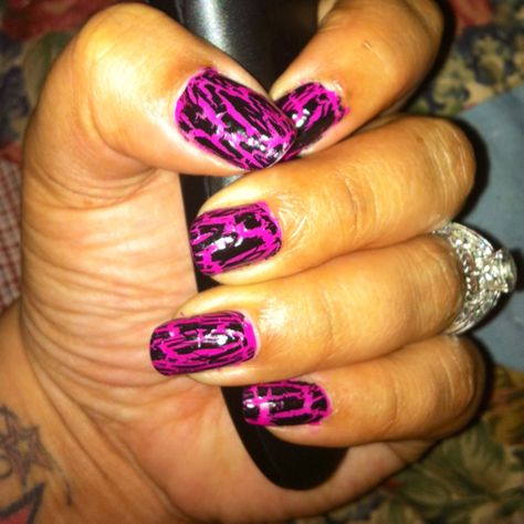 Pink & Black Crackle Nails❤ Pink And Black Sparkle Nails, Y2k Pink And Black Nails, Black Crackle Nails, Emo Nails Pink And Black, Goth Nails Grunge Black And Pink, Crackle Nails, Grunge Nails, Pretty Nails, Heart Ring