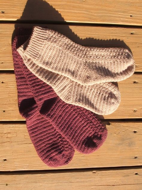 Top Down Crochet Socks By cobblerscabin - Free Crochet Pattern - (cobblerscabin.wordpress) Crochet Socks Pattern, Gilet Crochet, Steel Crochet Hooks, Crochet Boots, Crochet Booties, Crochet Socks, Haken Baby, Stitch Crochet, Sock Patterns