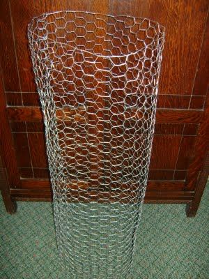 DIY Chicken Wire Dress Form...  a little different, but optional solo job Chicken Wire Sculpture Diy, Yard Art Ideas, Wire Mannequin, Chicken Wire Projects, Chicken Wire Diy, Wire Ghosts, Wire Dress Form, Dress Form Christmas Tree, Wire Dress