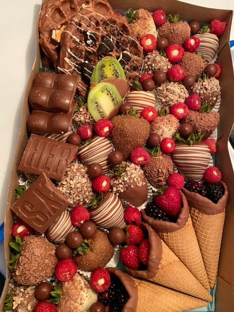 Charcuterie Dessert Box Charcuterie Dessert Cones, Cake Charcuterie Board Ideas, Baked Goods Charcuterie Board, Dessert Charcuterie Board Wedding, Dessert Charcuterie Table, Desert Charcuterie Board Ideas, Easy Dessert Charcuterie Board, Charcuterie Box Ideas, Desert Charcuterie Board