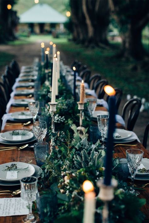 Moody table setting with greenery and black candles can fit maquerade theme / Pagan Forest Green Wedding, Dark Green Wedding, Elegant Halloween Decor, Koti Diy, Fall Wedding Tables, Tafel Decor, Elegant Halloween, Table Runners Wedding, Wedding Winter