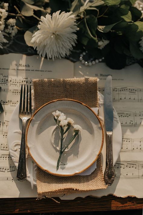 Burlap Table Settings, Wedding Dinner Table Setting, Vintage Country Wedding, Sheet Music Wedding, Vintage Country Weddings, Vintage Table Setting, Country Wedding Inspiration, Vintage Wedding Table, Chic Vintage Brides