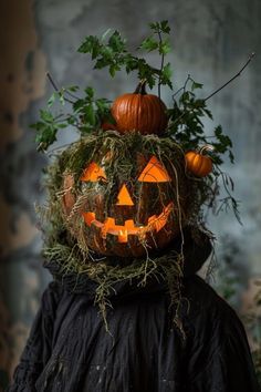 Nature Inspired Halloween Decor, Outside Porch Halloween Decorations, Best Halloween Pumpkin Ideas, Halloween Decorations Townhouse, Halloween Rustic Decor, Nature Halloween Decorations, Moss Halloween Decor, Halloween Garden Decor, Whimsical Halloween Decor