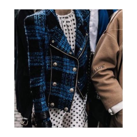 Tartan Pfw Street Style, Walking Down The Street, Trendy Street Style, Looks Street Style, Women Street, Style Fall, Autumn Street Style, Fashion Weeks, Street Style Inspiration