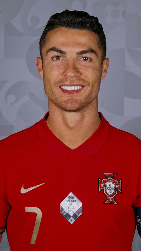 Ronaldo Small Photo, Ronaldo Angry Face, Cristiano Ronaldo Face, Crisitano Ronaldo, Bad Wallpaper, Ronaldo Images, Juventus Players, Cristiano Ronaldo Style, Portugal National Team