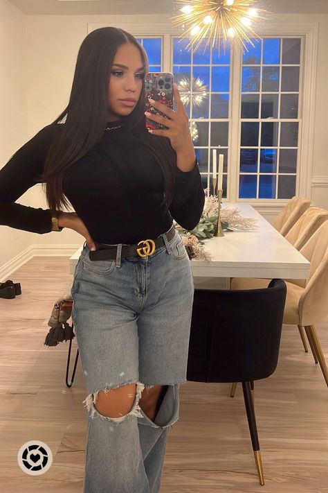 Turtle Neck With Baggy Jeans, Black Jeans With Belt Outfit, Turtle Neck Outfit Black Woman, Black Gucci Belt Outfit, Flare Jeans Outfit Fall, Black Flare Jeans Outfit, Flared Jeans Outfit Fall, Black Ripped Jeans Outfit, Baggy Flare Jeans