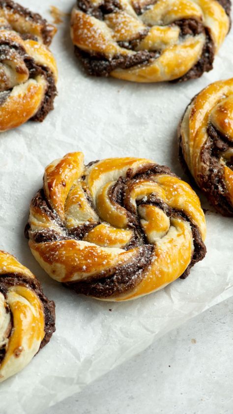 Ces feuilletés au Nutella sont le goûter facile, rapide et économique quand vous avez la flemme et que vous voulez vous régaler ! Et en plus, vous n'avez besoin que de 3 ingrédients basiques pour les préparer. Mini Dessert, Cake Factory, Food Tips, Mini Desserts, Aesthetic Food, Nutella, Tea Time, Nom Nom, Biscuits