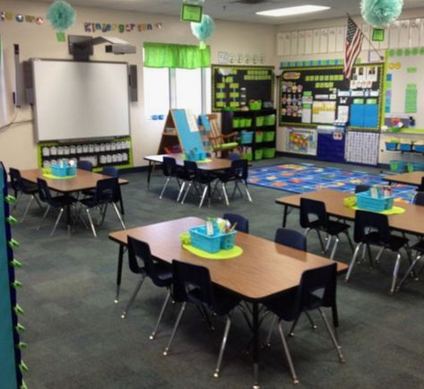 The 21st Century Classroom: 7 Ways to Arrange Collaborative Desks - Classroom Essentials Online Classroom Table Arrangement, Desk Organisation Student, Classroom Layouts, Classroom Seating Arrangements, Ideal Classroom, Kindergarten Classroom Setup, Classroom Setup Ideas, Desk Arrangements, Classroom Arrangement