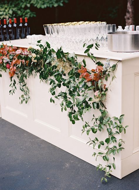 Wedding Bar With Greenery, Wedding Bar Greenery, Floral Bar Decor, Bar Wedding Flowers, Bar Flowers Wedding, Wedding Bar Flowers, Smilax Wedding, Wedding Bar Decorations, Floral Installation Wedding