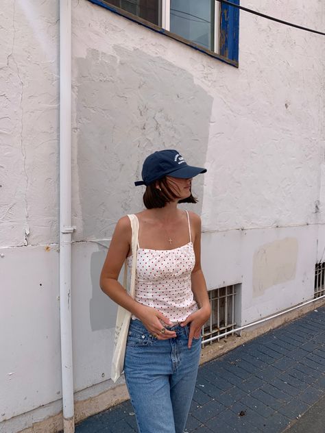 Outfit inspo, aesthetic, tank top, low rise jeans, baseball hat, pic inspo, short hair cut, summer inspo Short Hair With Hat Baseball, Baseball Hat With Short Hair, Hair With Baseball Hat, Baseball Hat Outfit Summer, Short Hair And Hats, Hat With Short Hair, Hair With Hat, Hat Outfit Summer, Hats For Short Hair