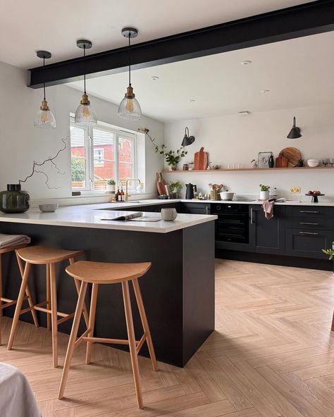 House Beautiful UK (@housebeautifuluk) • Instagram photos and videos Open Plan Kitchen Dining Living, Farmhouse Kitchen Lighting, Open Plan Kitchen Dining, Kitchen Lounge, Transitional Decor Kitchen, Real Kitchen, Kitchen Dining Living, Kitchen Design Plans, Kitchen Extension