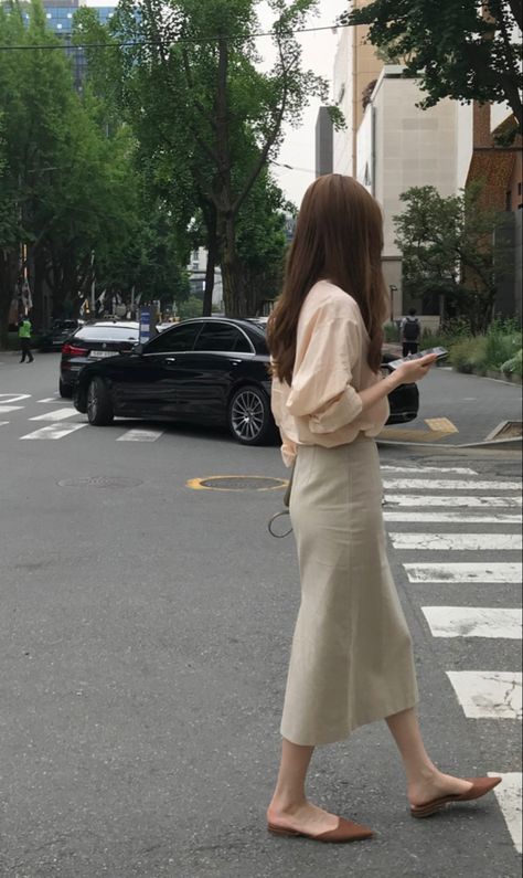 Acadamia Dresses, Spring In Korea Outfit, Japanese Spring Fashion, Japan Outfit Ideas, Korean Outfits Men, Aesthetic Korean Fashion, Skirt Outfits Korean, Japanese Minimalist Fashion, Korean Fashion Skirt