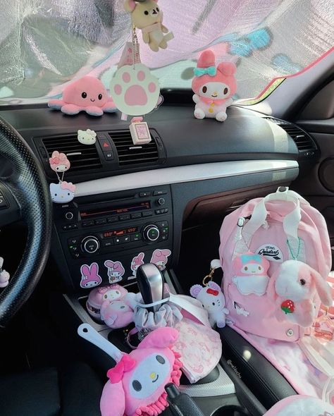 Cute Car Decor, Pink Car Accessories, Car Interior Diy, Hello Kitty Car, Girly Car Accessories, Hello Kitty House, Car Deco, Cool Car Accessories, Pimped Out Cars