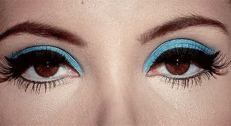 Lana Del Rey Blue Eyeshadow, Witchy Movies, The Love Witch Movie, Klasik Hollywood, Shadow Icons, Witch Eyes, The Love Witch, 60s Makeup, Witch Makeup