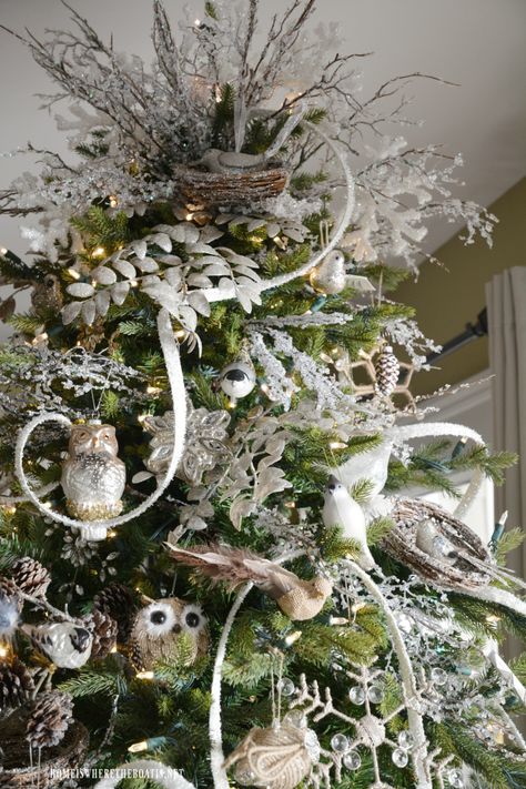 Winter Nesting Tree with sparkling snowflakes, icy branches, glittery nests and bird ornaments | ©homeiswheretheboatis.net #Christmastree #wintertree #birds #owls Winter Tree Decorations, Bird Christmas Tree, Christmas Homes, Owl Christmas Tree, Woodland Christmas Decor, Woodland Christmas Tree, Flocked Tree, Bird Christmas, Elegant Christmas Trees