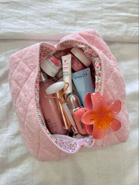 My favorite cosmetic bag 💞🌷💄 —————— #thatgir #skincare #skincareroutine #thatgirlaesthetic #lululemon #lamer #alo #pinkpilatesprincess #wellness Skincare Bag Aesthetic, Beren Core, Skincare Bag, Wellness Motivation, Girl Therapy, Makeup Bag Essentials, Preppy Shoes, Luxury Lifestyle Dreams, Instagram Beauty